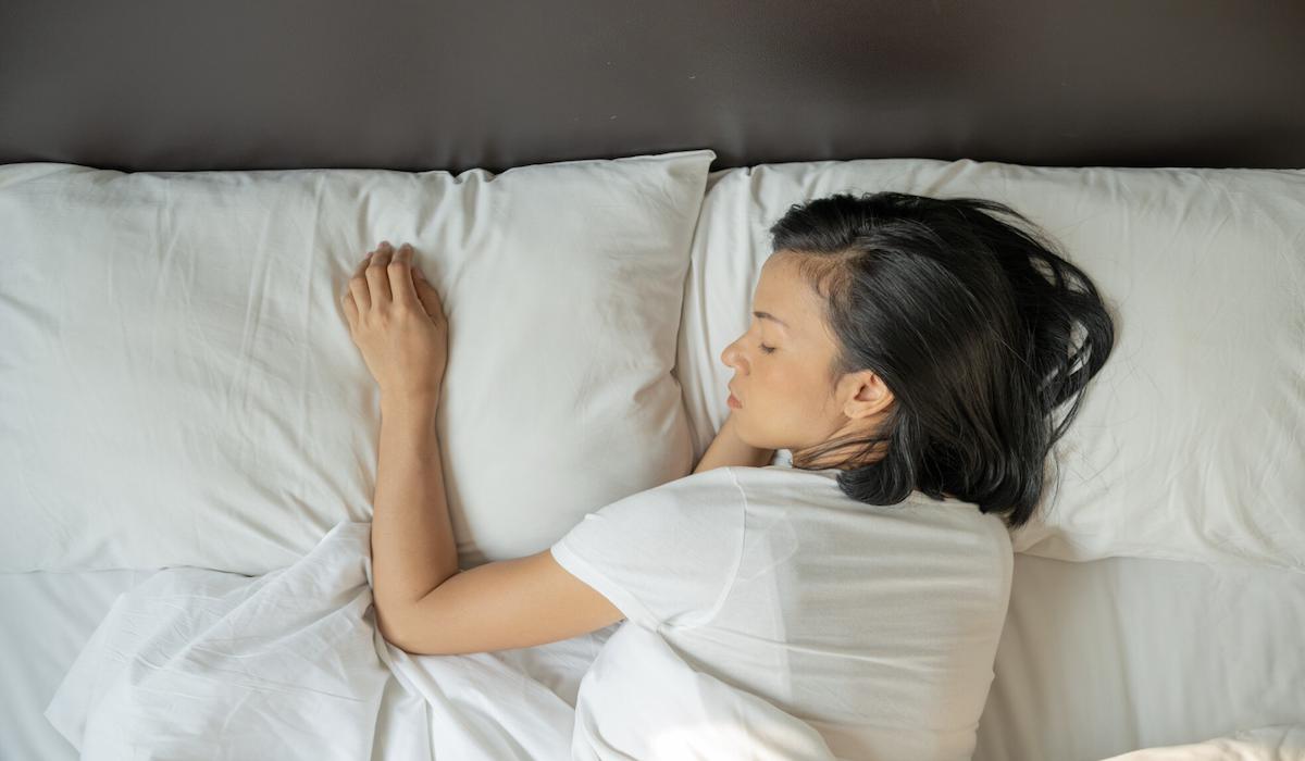 Mitos atau Fakta: Tidur dengan bra bisa menyebabkan kanker payudara.
