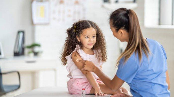 Dok, bagaimana pendapat anda terhadap orang tua yang masih ragu untuk memberikan KB pada anaknya?- T...