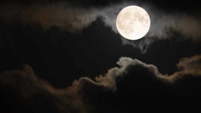 Bulan terendah dan terdalam tampak terkejut -